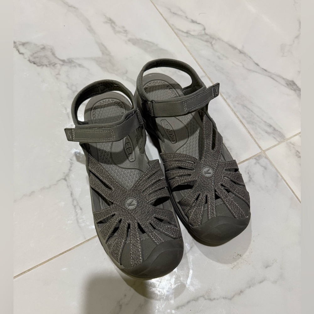 Keen “Rose” Closed-Toe Adventure Hiking Sandals Shoes, Gray Leather